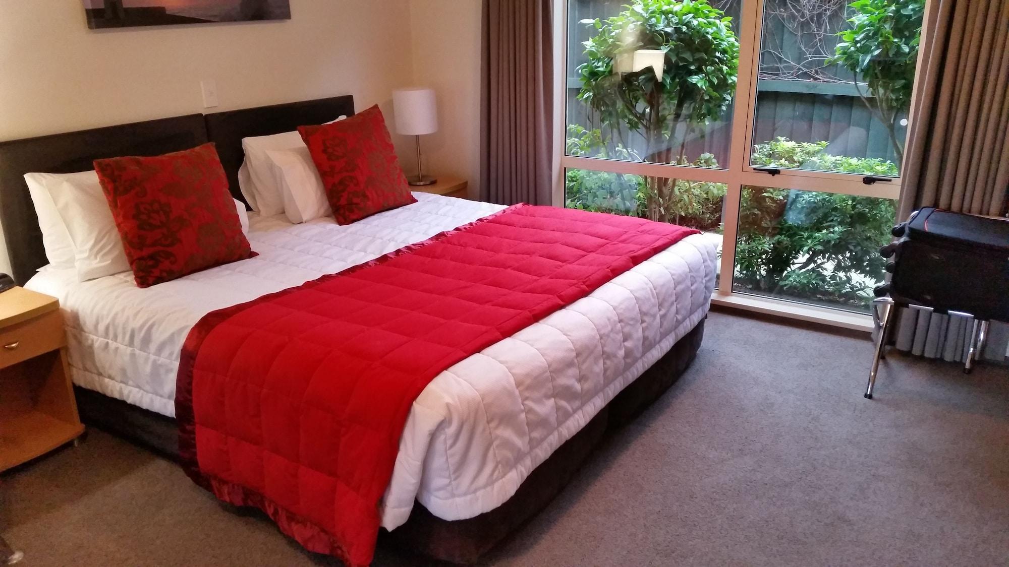 科伦坡城市 基督城 外观 照片 A bed with a red throw